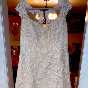 Wedding Gown. Ivory in color. Size 18-W. New with Tags.